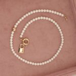 گردنبند مروارید و قفل