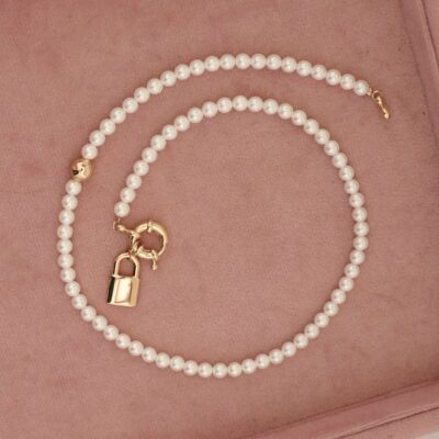 گردنبند مروارید و قفل