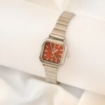 ساعت فلورا صفحه آلبالویی